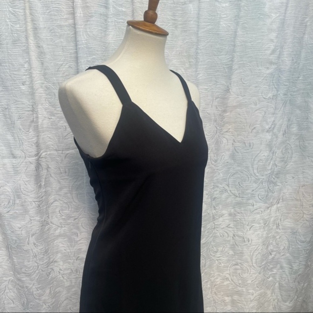 YiMi Sleeveless LBD w Lace Hem Sheath - Picture 2 of 8